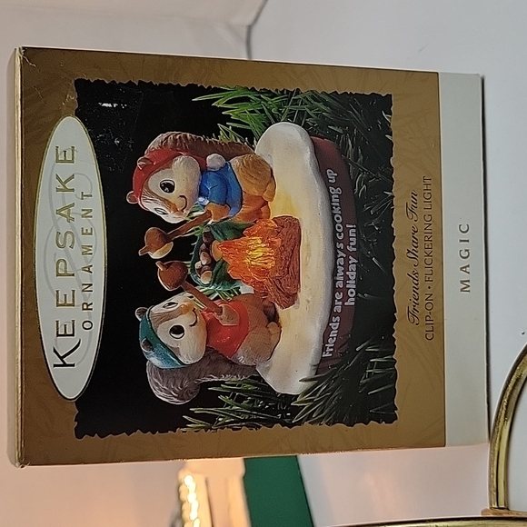 1995 Hallmark Vintage Magic Keepsake Ornament Friends Share Fun Flicker LIGHTS - Picture 1 of 6